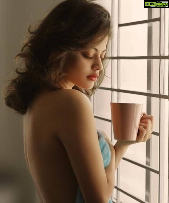 Sneha Ullal Instagram - Throwback thoughts Do you remember this moment when you dragged me from my bed just coz you saw good light seeping through the window? @sarat.shetty let’s bring those moments back. #snehaullal