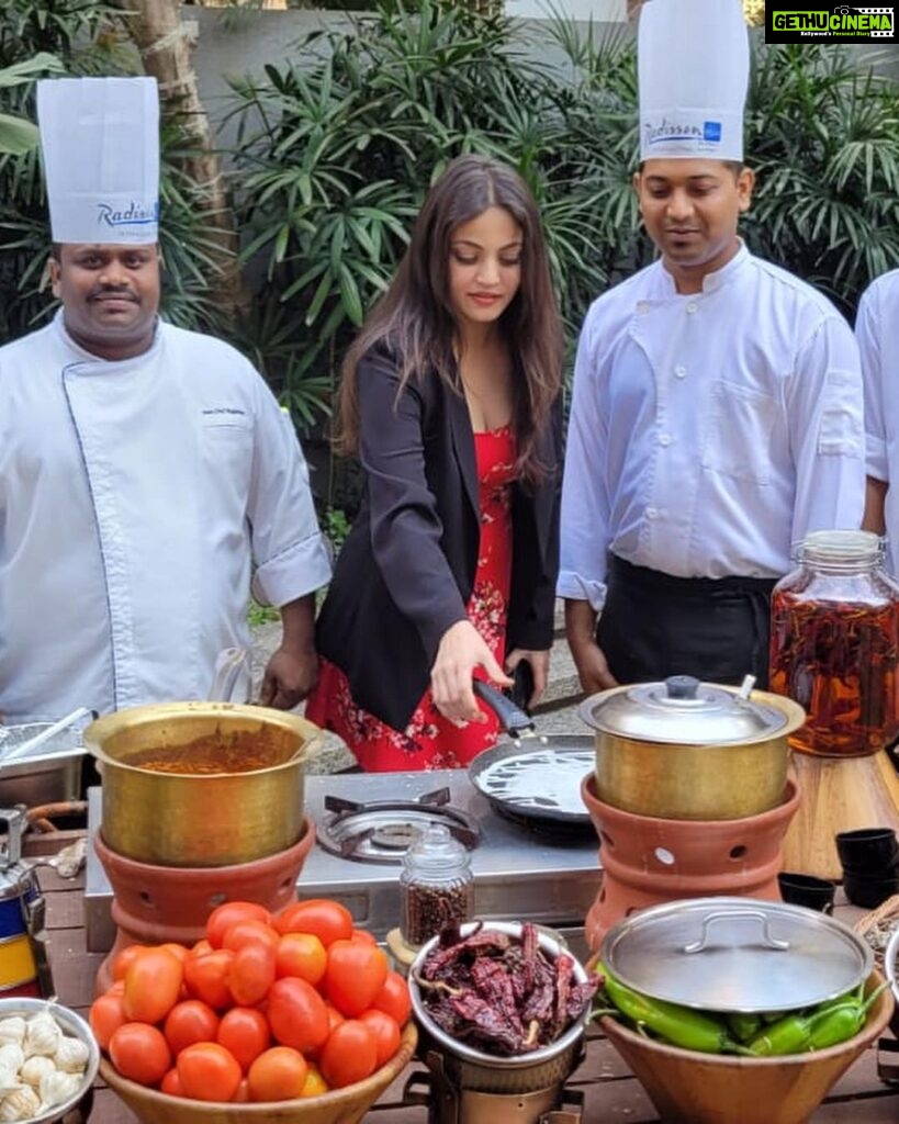 Sneha Ullal Instagram - Tried to make neer dosas,obviously it sucked.But I swear I could do it well if on second attempt.Regardless,it was fun to vibe with the chefs. #snehaullal #cheflife #dosa #southindian #indiancrepe Radisson Blu Mumbai International Airport