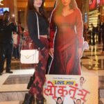 Sneha Ullal Instagram – See who I ran into at the @inoxmovies . Still feels like a new world,a good weird but oh so surreal to watch me on the big screen.🥹#snehaullal #keepitreal #bollywood #atthemovies