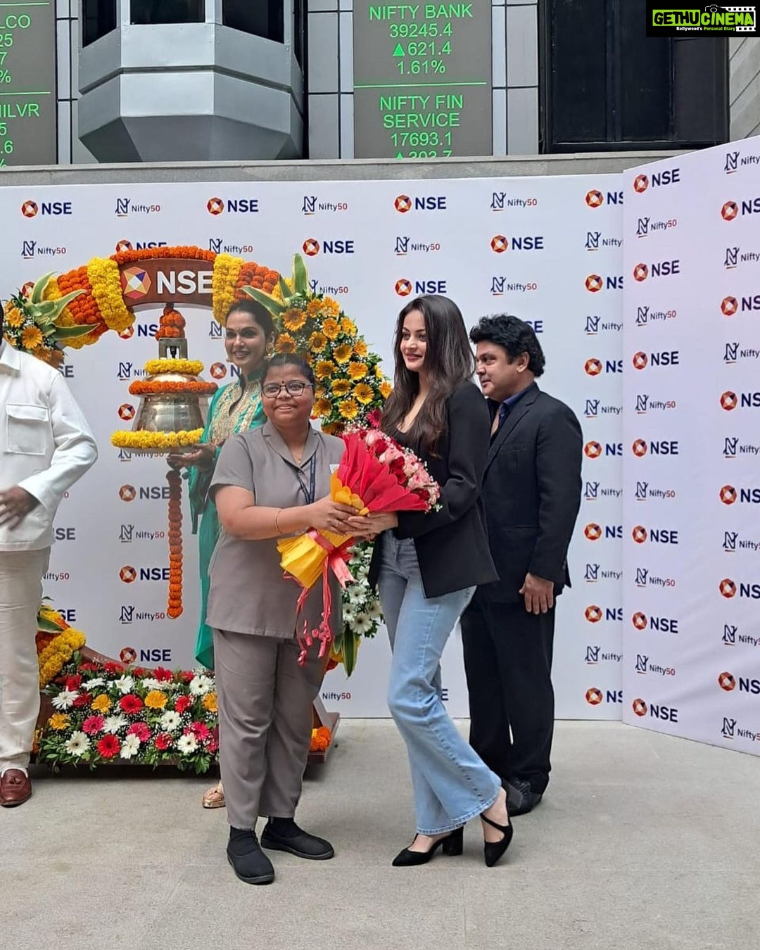 Sneha Ullal Instagram - It was an honour.Thank you @nseindia for letting us ring that auspicious bell on our release day.Love you Lokhtantra in cinemas today. #snehaullal @isha_konnects @ravikishann @kingaliasgar @ameetkumarbollywood @zurichmediahouse NSE India