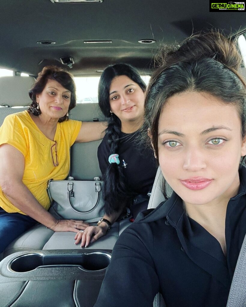 Sneha Ullal Instagram - Day 1 & 2 in Dubai with ma and sis @ushaullal19 @saumyaullal Dubai, United Arab Emiratesدبي