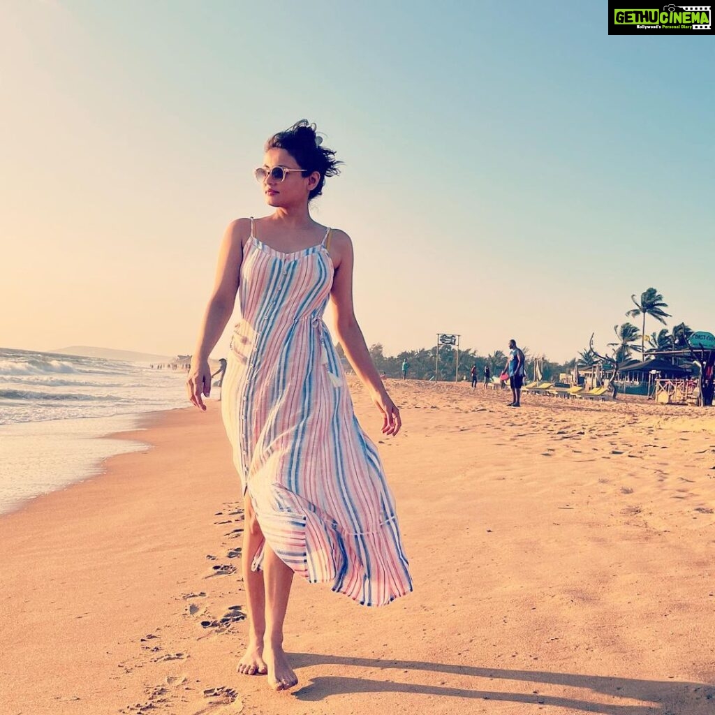 Sneha Ullal Instagram - For every minute you are angry , you loose 60 seconds of happy.#snehaullal #goa #beachvibes #letsbehappy #keepitreal Candolim,goa