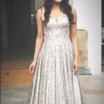 Sneha Ullal Instagram - Jaan meri jaa rahi sanam #snehaullal #luckynotimeforlove Outfit by @gagankumarworld