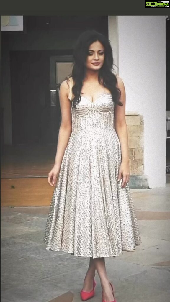 Sneha Ullal Instagram - Jaan meri jaa rahi sanam #snehaullal #luckynotimeforlove Outfit by @gagankumarworld