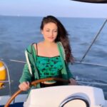 Sneha Ullal Instagram - As the new year came upon me,new thoughts arose too..Then came the overwhelming & overthinking.So,I booked a boat and sailed away,away from the noise,the crowd,the chaos.Witnessed a beautiful sunset and returned on the calling of the moon.Only to have found peace within.Thank you @india_boats for bringing the sea to me. Any of you can contact @india_boats to book your peace ride.Bookings begin from Rs 5000 only.It’s worth it.It’s beautiful.It’s so liberating.I hope you enjoy it like I did. 🛥️ 🌊 #snenaullal #sailing #mumbai #sealife #booknow #indiaboats