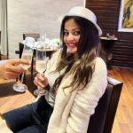 Sneha Ullal Instagram - Happy 😊 , Lucky 🍀 , Bright 🌞 & Shiny 🤩 new year to you all.My advice to all and myself would be , to be mentally,physically & emotionally “BE PRESENT” for the ones that matter.Find your people.#snehaullal #keepitreal #findyourpeople #2023 #letgoofthepast #newyear