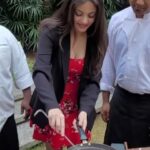 Sneha Ullal Instagram - Tried to make neer dosas,obviously it sucked.But I swear I could do it well if on second attempt.Regardless,it was fun to vibe with the chefs. #snehaullal #cheflife #dosa #southindian #indiancrepe Radisson Blu Mumbai International Airport
