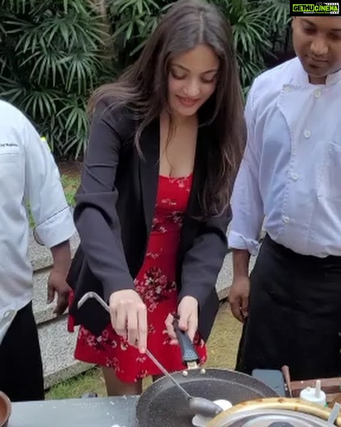 Sneha Ullal Instagram - Tried to make neer dosas,obviously it sucked.But I swear I could do it well if on second attempt.Regardless,it was fun to vibe with the chefs. #snehaullal #cheflife #dosa #southindian #indiancrepe Radisson Blu Mumbai International Airport
