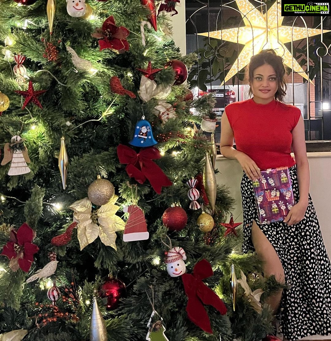 Sneha Ullal Instagram - 🥰🎄#snehaullal #christmas the most wonderful time of the year… Mumbai, Maharashtra