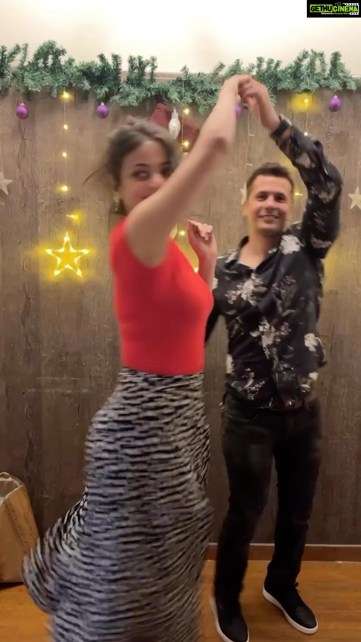 Sneha Ullal Instagram - 💃🏼 @meyersshayne 🕺 #snehaullal #jivedance #jive #dance #friendship #christmastime #salsa.