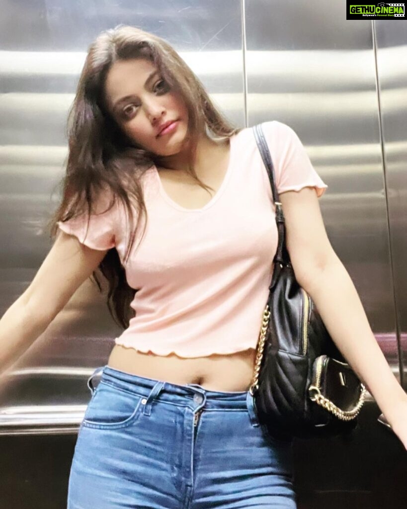 Sneha Ullal Instagram - This happened - I stuck my phone where it shouldn’t go,managed to take this selfie just then the lift halted on my floor and my phone dropped.🥹😤😁 #snehaullal #keepitreal Mumbai, Maharashtra