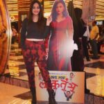 Sneha Ullal Instagram – See who I ran into at the @inoxmovies . Still feels like a new world,a good weird but oh so surreal to watch me on the big screen.🥹#snehaullal #keepitreal #bollywood #atthemovies