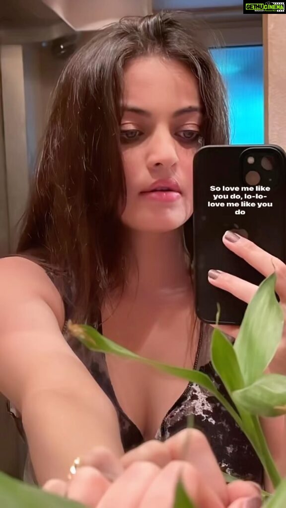 Sneha Ullal Instagram - Tried some make up and Damnnnnn 🥰😂 ( this post was supposed to be a static post 😤) Mumbai, Maharashtra