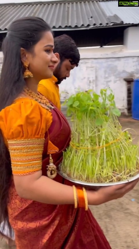 Snehan Instagram - தஞ்சையில் இருந்து மதுரை முளைப்பாரி🙏🌸 Happy Sunday🌿 @kavingarsnekan Blouse @sd_fashion_bridal_blousedesign Make over @_makeoverbymadhu Jewels @sri_ragavendhra_fashion Saree plets @makeoverbyjo #madurai #mulaipari #mulaipari_thiruvizha #mulaiparipots🌾🌿☺️💖🌼🎉🎇🎆 #thanjai #thanjaiperiyakovil #thanjai #treditional #temple #temples