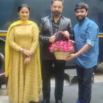 Snehan Instagram - எங்கள் குடும்பத்தில் மூத்தவர் தலைவர் நம்மவர் உலக நாயகன் அவர்களை சந்தித்து பிறந்த நாள் வாழ்த்து பெற்றபொழுது🙏🏻 Happy birthday kannamma 🎂❤ @kavingarsnekan birthday 👦 @ikamalhaasan