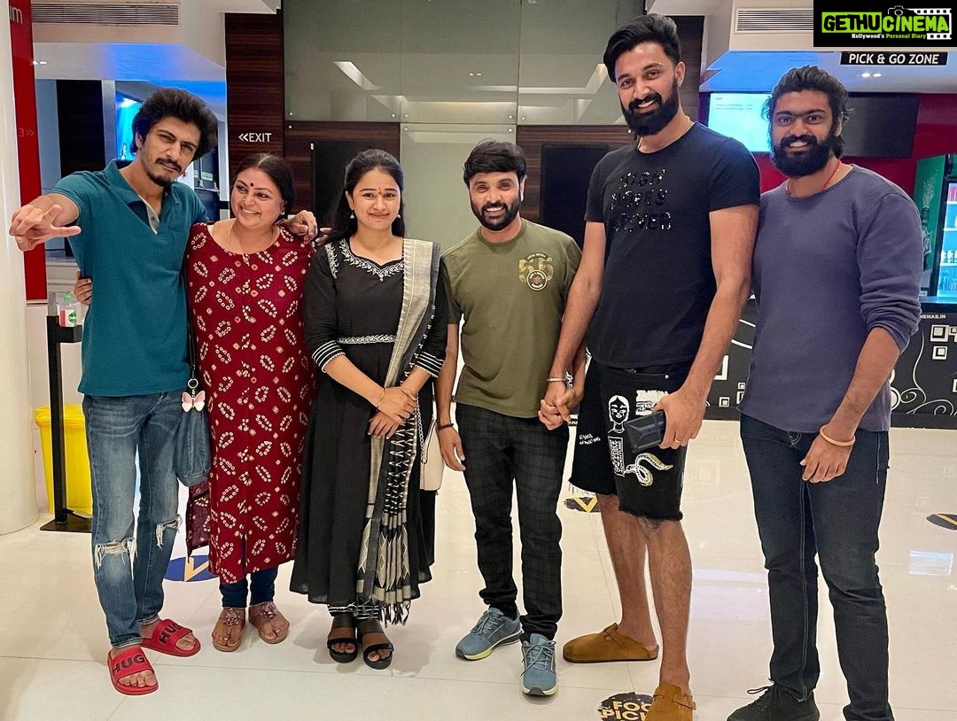 Snehan Instagram - Sweet people 🥰 #Movietime🎬 #sathyam cinema @kavingarsnekan @niroopnandakumar @shariqqqq777