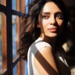 Sobhita Dhulipala Instagram – Summer is here ☀️

Swipe to see the products used to create this easy cosy sun kissed look with @SmashboxIndia 

Get your Smashbox summer favs on @MyNykaa today 👏🏻

#SmashboxIndia #Ad