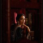 Sobhita Dhulipala Instagram – “Mujhse pehli si muhabbat mere mehboob na maang

Main ne smjha tha ke Tu hai to drakhshan hai hayat

Tera gham hai to gham-e-dehr Ka jhagra Kaya hai

Teri Surat se hai aalam main baharon ko sabaat

Teri aankhon ke siwa dunya main rakha Kaya hai

Tu Jo mil jae to taqdeer nigun ho jae

Yun na tha main ne faqat chaha tha Yun ho jae

Aur bhi dukh Hain, zamanay main muhabbat ke siwa

Raahatain aur bhi hain, wasl ki raahat ke siwa

Anginat sadyon k tareek bahimana tilism

Reshm-o-atlas-o-kamkhab main bunwaye hue

Jabaja biktay hue kucha-o-bazaar main jism

Khaak main lithre hue, khoon main nehlaye hue

Jism nikle hue amraaz ke tannuron se

Peep behti hui galte hue nasooron se

Laut jati hai udhar ko bhi nazar, Kaya kije?

Ab bhi dilkash hai tera husn, magar Kaya kije?

Aur bhi dukh Hain zamanay main muhabbat ke siwa

Raahatain aur bhi hain wasl ki raahat ke siwa

Mujh se pehli si muhabbat mere mehboob na maang”

| आज-𝙠𝙖𝙡 | 

Concept & Vision: Team @sureenachowdhri 
Photographer: @prithvipictures
Art Direction: @gopalikavirmani
Stylist: @nupurmehta18 @n2root 
Make up & hair: @shraddhamishra8 
Words: Team @praachiraniwala
Assistant styling: @__nehaahuja__
