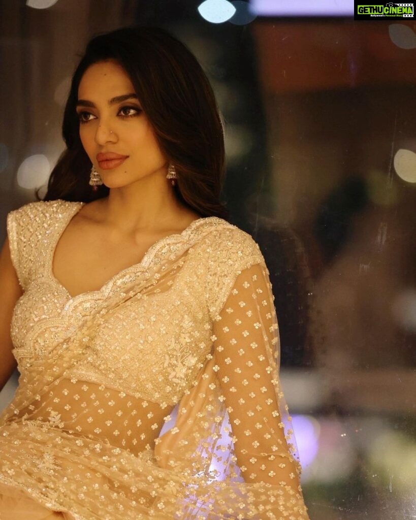 Sobhita Dhulipala Instagram - The mood was ✨ heroine ✨ Much joy sharing our film #PS2 with fans and well wishers at the Durbar Hall Ground in Kochi ♥️ #CholaTour Style @ekalakhani @team___e @nitikagujralofficial Hmu @pinkylohar Images @arunprasath_photography