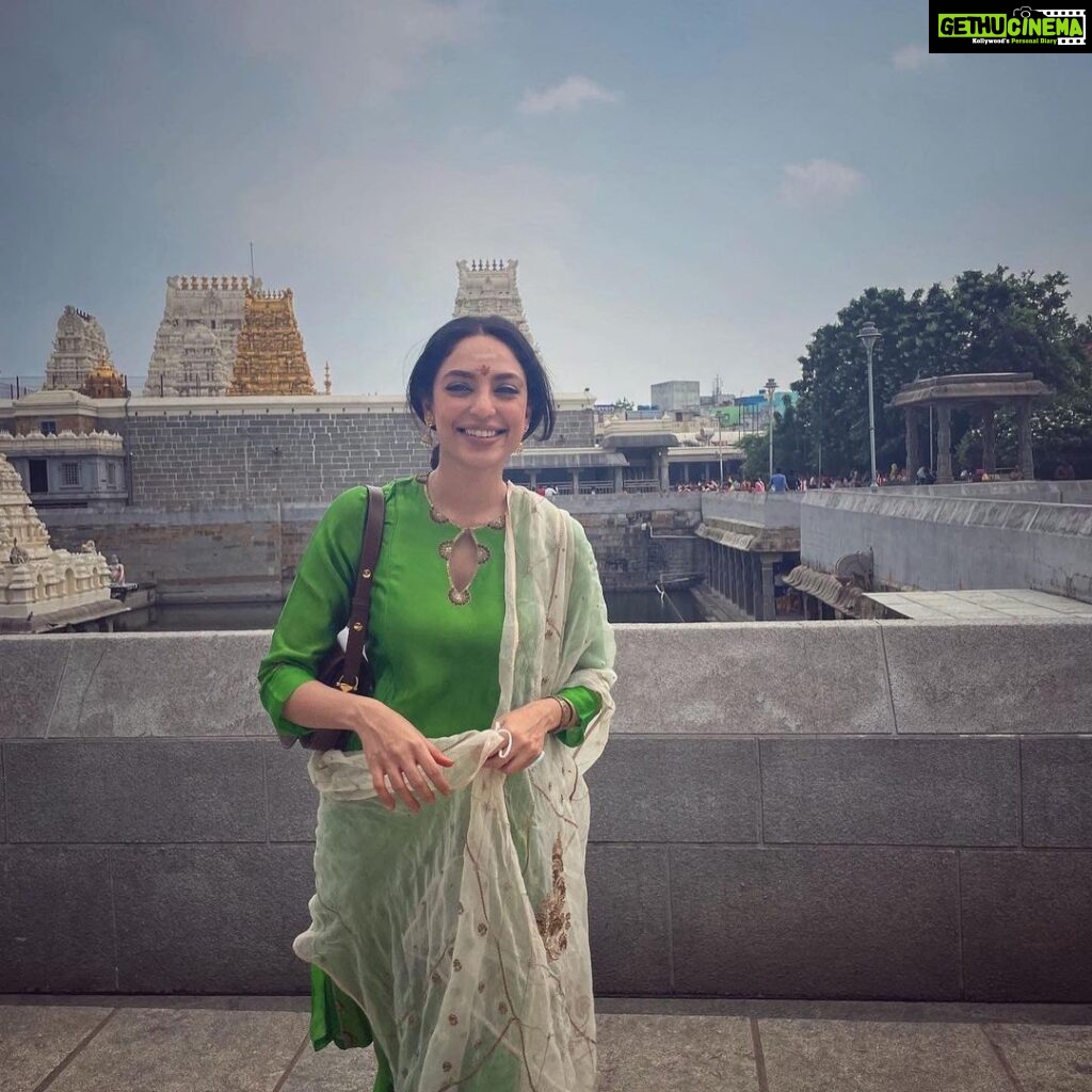 Sobhita Dhulipala Instagram - Beautiful day today at Kanchipuram. Fam jam ♥️ Seen here is the Kanchi Kamakshi Ambal temple and Sri Sankara Matham. Kanchipuram காஞ்சிபுரம்