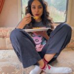 Sobhita Dhulipala Instagram – Khana = khushi 
(@su4ita mere socks dekh behen) United Kingdom