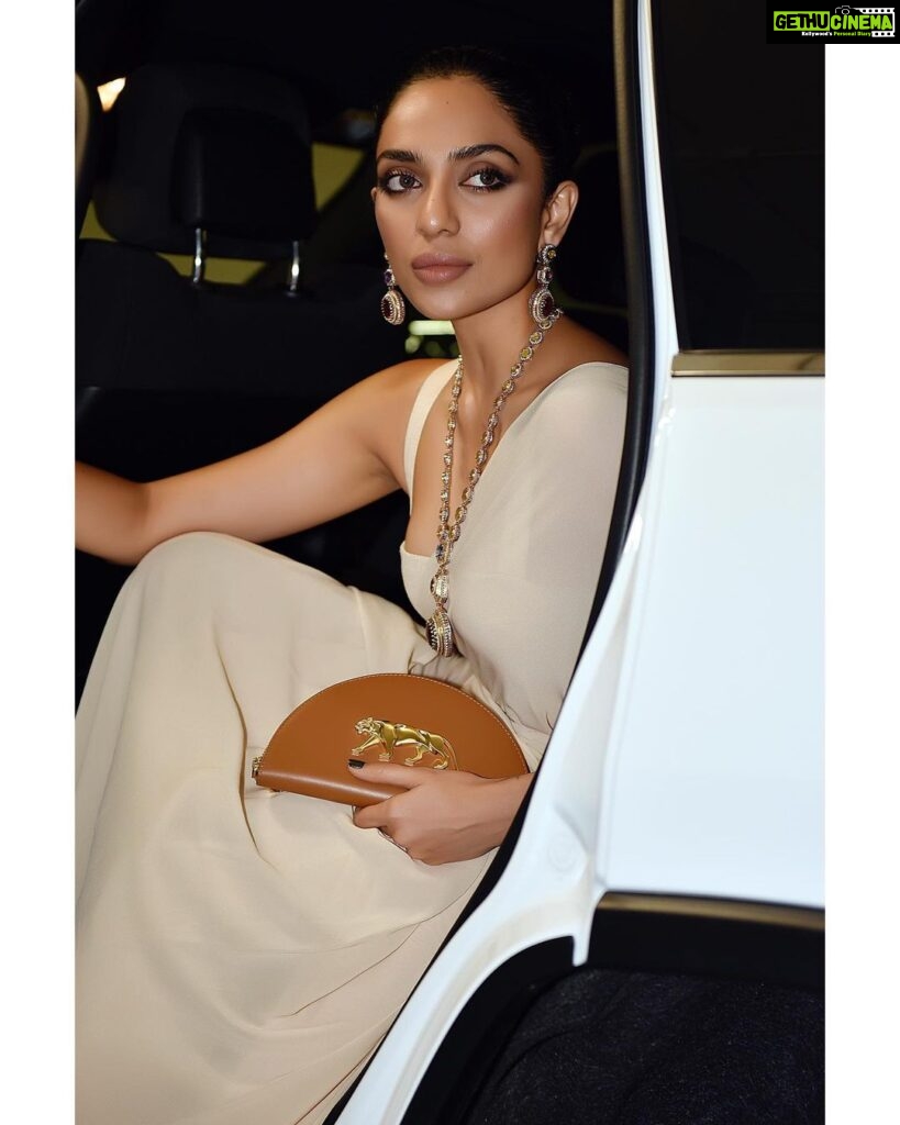 Sobhita Dhulipala Instagram - Kurup World premiere, Dubai 11th November 2021 Clothing by @sabyasachiofficial Jewellery by @sabyasachijewelry Shoes - #CLxSabyasachi @louboutinworld @beezsharma @george_p_kritikos Dubai, UAE