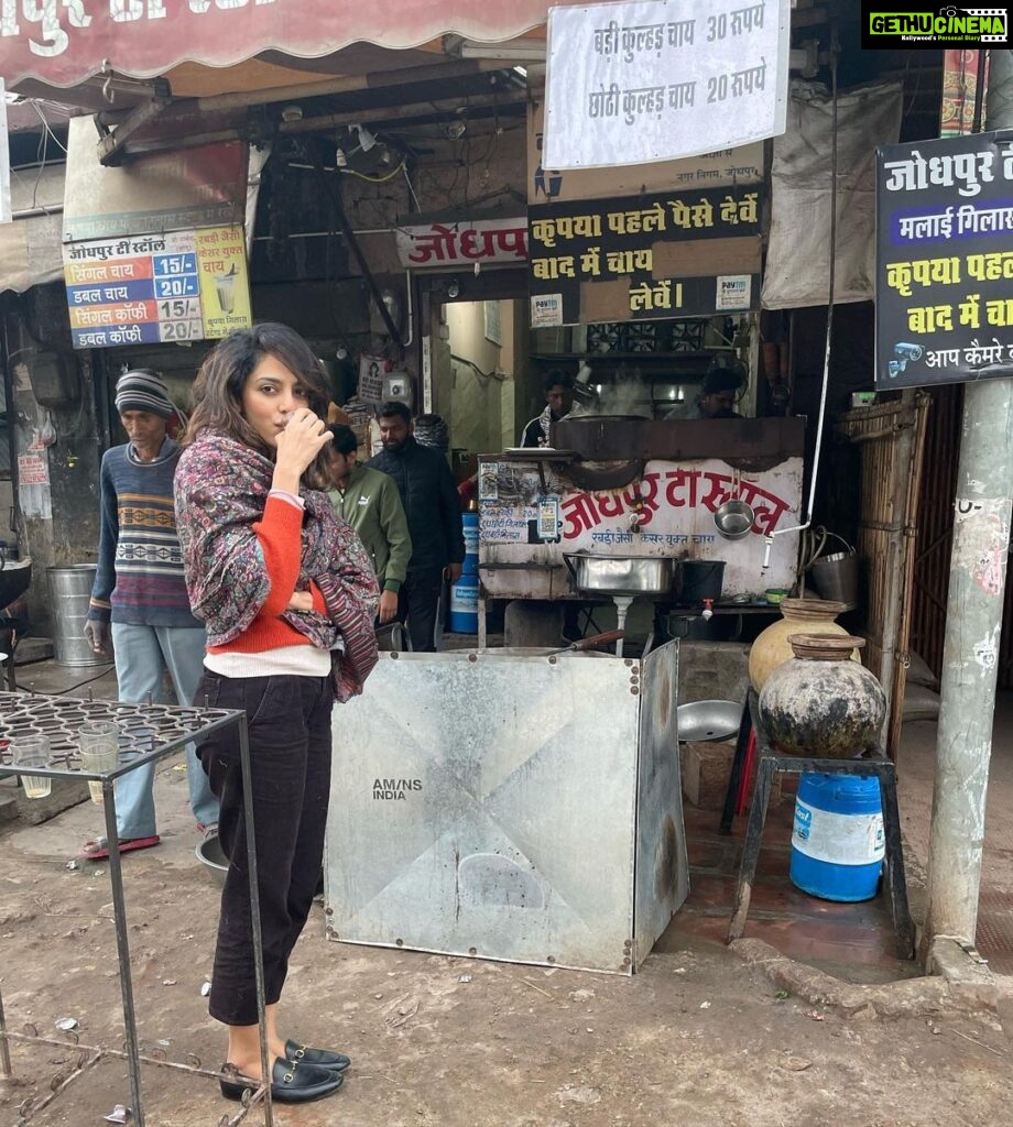 Sobhita Dhulipala Instagram - Thand bhi lagi hai aur chai bhi peena hai Tabiyat bhi kharaab hai aur samosa bhi khaana hai 😬 Jodhpur City, Rajasthan, India