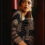 Sobhita Dhulipala Instagram – “Mujhse pehli si muhabbat mere mehboob na maang

Main ne smjha tha ke Tu hai to drakhshan hai hayat

Tera gham hai to gham-e-dehr Ka jhagra Kaya hai

Teri Surat se hai aalam main baharon ko sabaat

Teri aankhon ke siwa dunya main rakha Kaya hai

Tu Jo mil jae to taqdeer nigun ho jae

Yun na tha main ne faqat chaha tha Yun ho jae

Aur bhi dukh Hain, zamanay main muhabbat ke siwa

Raahatain aur bhi hain, wasl ki raahat ke siwa

Anginat sadyon k tareek bahimana tilism

Reshm-o-atlas-o-kamkhab main bunwaye hue

Jabaja biktay hue kucha-o-bazaar main jism

Khaak main lithre hue, khoon main nehlaye hue

Jism nikle hue amraaz ke tannuron se

Peep behti hui galte hue nasooron se

Laut jati hai udhar ko bhi nazar, Kaya kije?

Ab bhi dilkash hai tera husn, magar Kaya kije?

Aur bhi dukh Hain zamanay main muhabbat ke siwa

Raahatain aur bhi hain wasl ki raahat ke siwa

Mujh se pehli si muhabbat mere mehboob na maang”

| आज-𝙠𝙖𝙡 | 

Concept & Vision: Team @sureenachowdhri 
Photographer: @prithvipictures
Art Direction: @gopalikavirmani
Stylist: @nupurmehta18 @n2root 
Make up & hair: @shraddhamishra8 
Words: Team @praachiraniwala
Assistant styling: @__nehaahuja__