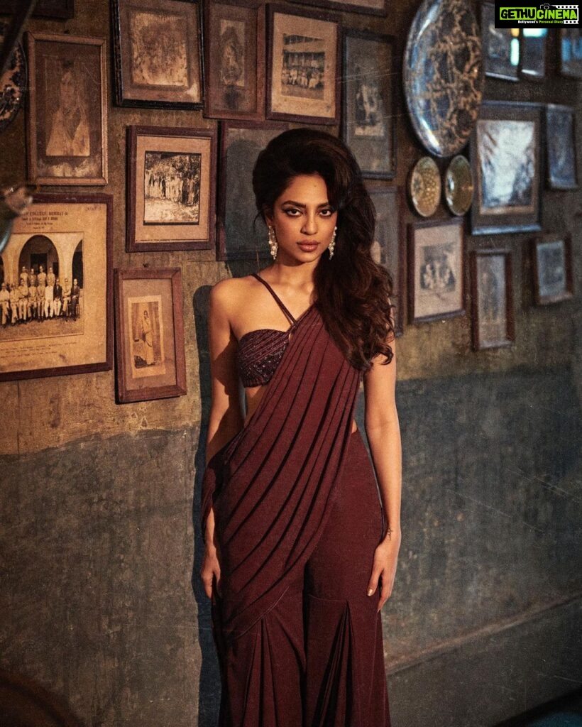 Sobhita Dhulipala Instagram - There is such fun in experimenting and trying new things! 😬 Got to create these retro-glamour inspired looks with the good folks at @lifestyleasiaindia! All outfits by @qbikofficial Styled by @mohitrai Hmu @sonamdoesmakeup @souravv_roy_ Shot gorgeously by @vaishnavpraveen who should get an award for his calm temperament.