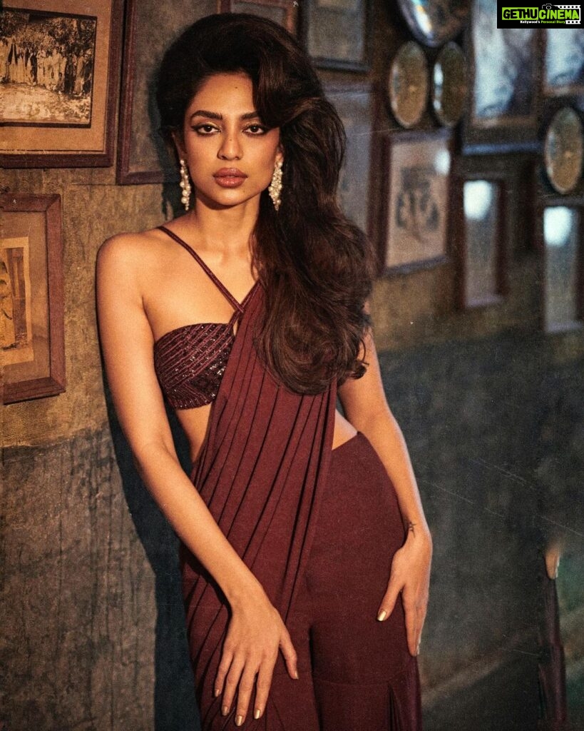 Sobhita Dhulipala Instagram - There is such fun in experimenting and trying new things! 😬 Got to create these retro-glamour inspired looks with the good folks at @lifestyleasiaindia! All outfits by @qbikofficial Styled by @mohitrai Hmu @sonamdoesmakeup @souravv_roy_ Shot gorgeously by @vaishnavpraveen who should get an award for his calm temperament.