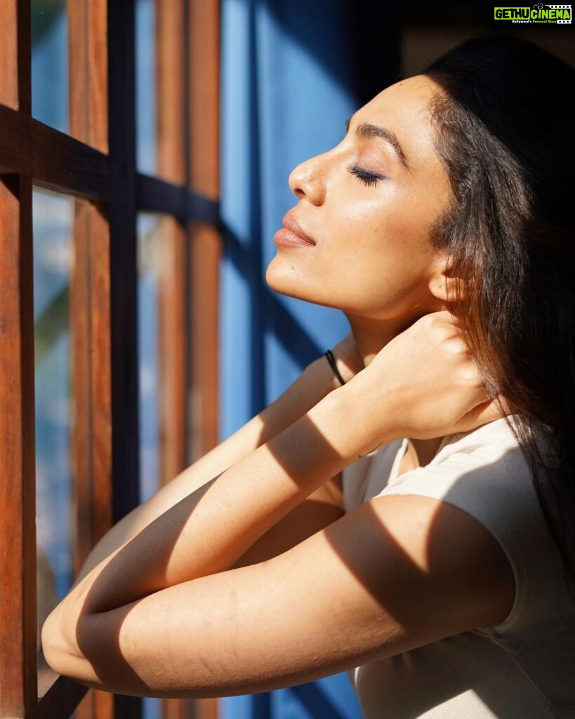 Sobhita Dhulipala Instagram - Summer is here ☀️ Swipe to see the products used to create this easy cosy sun kissed look with @SmashboxIndia Get your Smashbox summer favs on @MyNykaa today 👏🏻 #SmashboxIndia #Ad