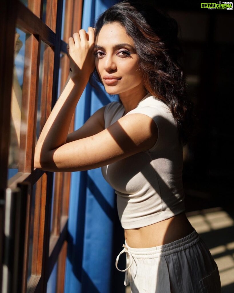 Sobhita Dhulipala Instagram - Summer is here ☀️ Swipe to see the products used to create this easy cosy sun kissed look with @SmashboxIndia Get your Smashbox summer favs on @MyNykaa today 👏🏻 #SmashboxIndia #Ad