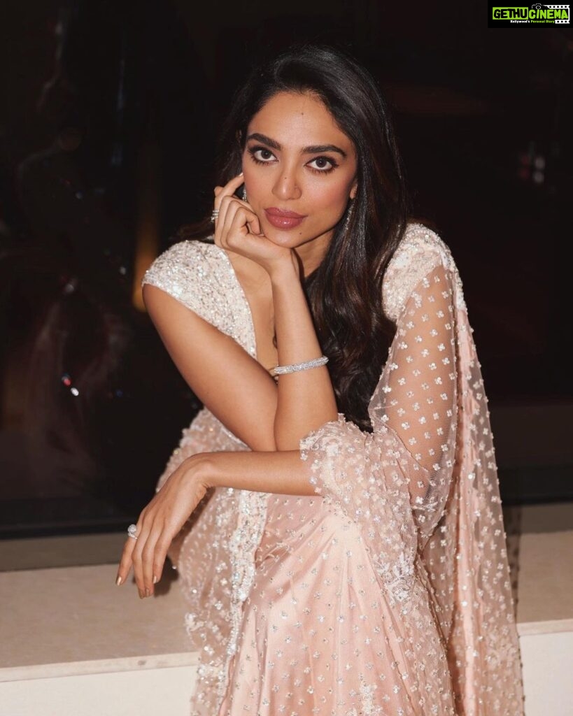 Sobhita Dhulipala Instagram - The mood was ✨ heroine ✨ Much joy sharing our film #PS2 with fans and well wishers at the Durbar Hall Ground in Kochi ♥️ #CholaTour Style @ekalakhani @team___e @nitikagujralofficial Hmu @pinkylohar Images @arunprasath_photography