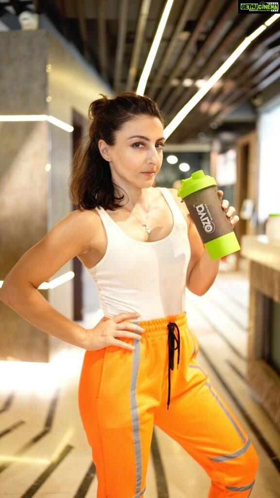 Soha Ali Khan Instagram - Being the best is a myth and so I’m trying to be better everyday. Embracing my 40s by staying active and making healthier choices 💥🌟 #oziva #cleanprotein #fatloss #ozivafit #ad #hartarahsebetter Collaboration by @bethetribe