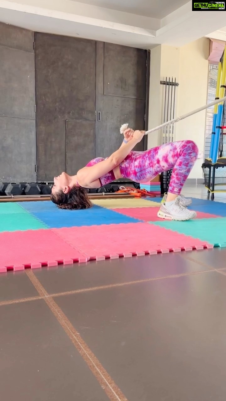 Soha Ali Khan Instagram - Monday. Mood. Motivation. Sometimes it's hard to get out of a funk but it helps to have a @maheshfitnessclub to whip you into shape ! #workout #fitnessmotivation