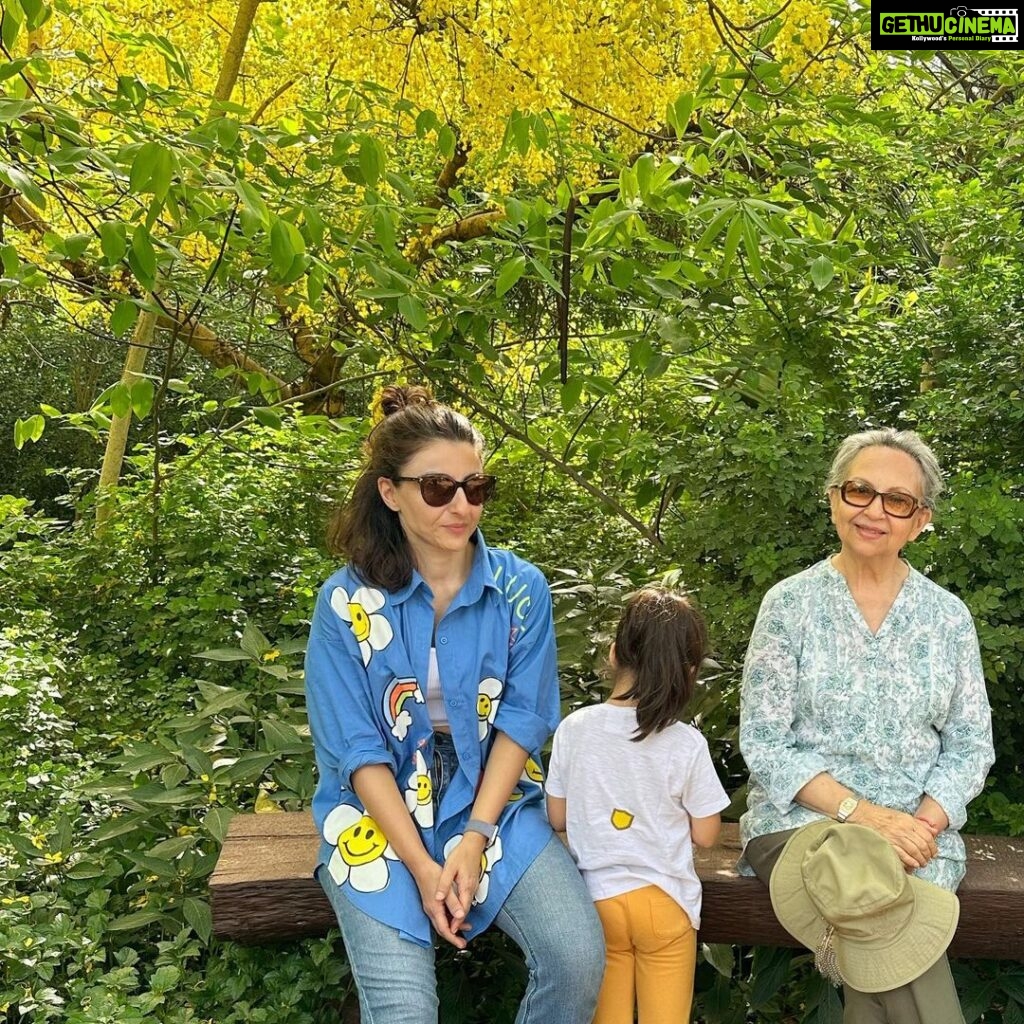 Soha Ali Khan Instagram - Laburnum and mum 🌼 #butterflypark Asola Bhatti Wildlife Sanctuary