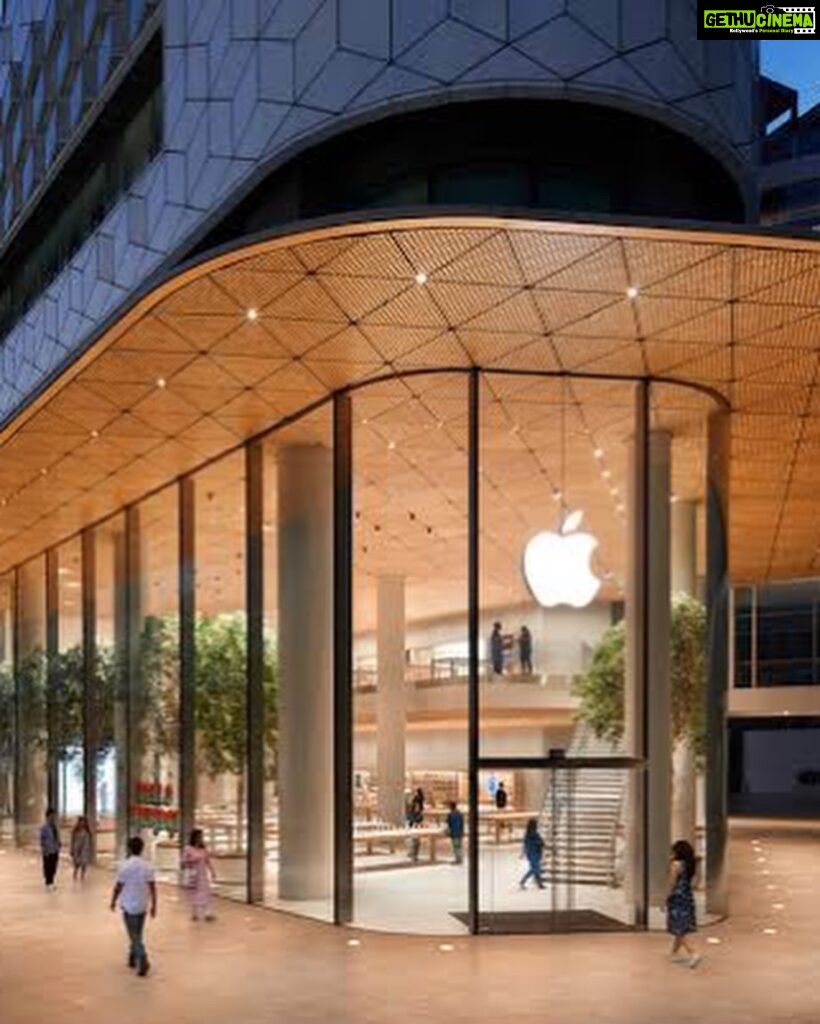 Soha Ali Khan Instagram - And finally the first @apple store is here and we can enjoy the full experience of this company’s innovation, ingenuity, expertise and design. #applestore #thinkdifferent #timcook
