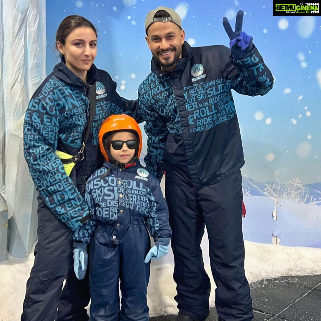 Soha Ali Khan Instagram - It's a "chill" day for goodness flake, if you catch my drift !! #snowpuns #uptosnowgood