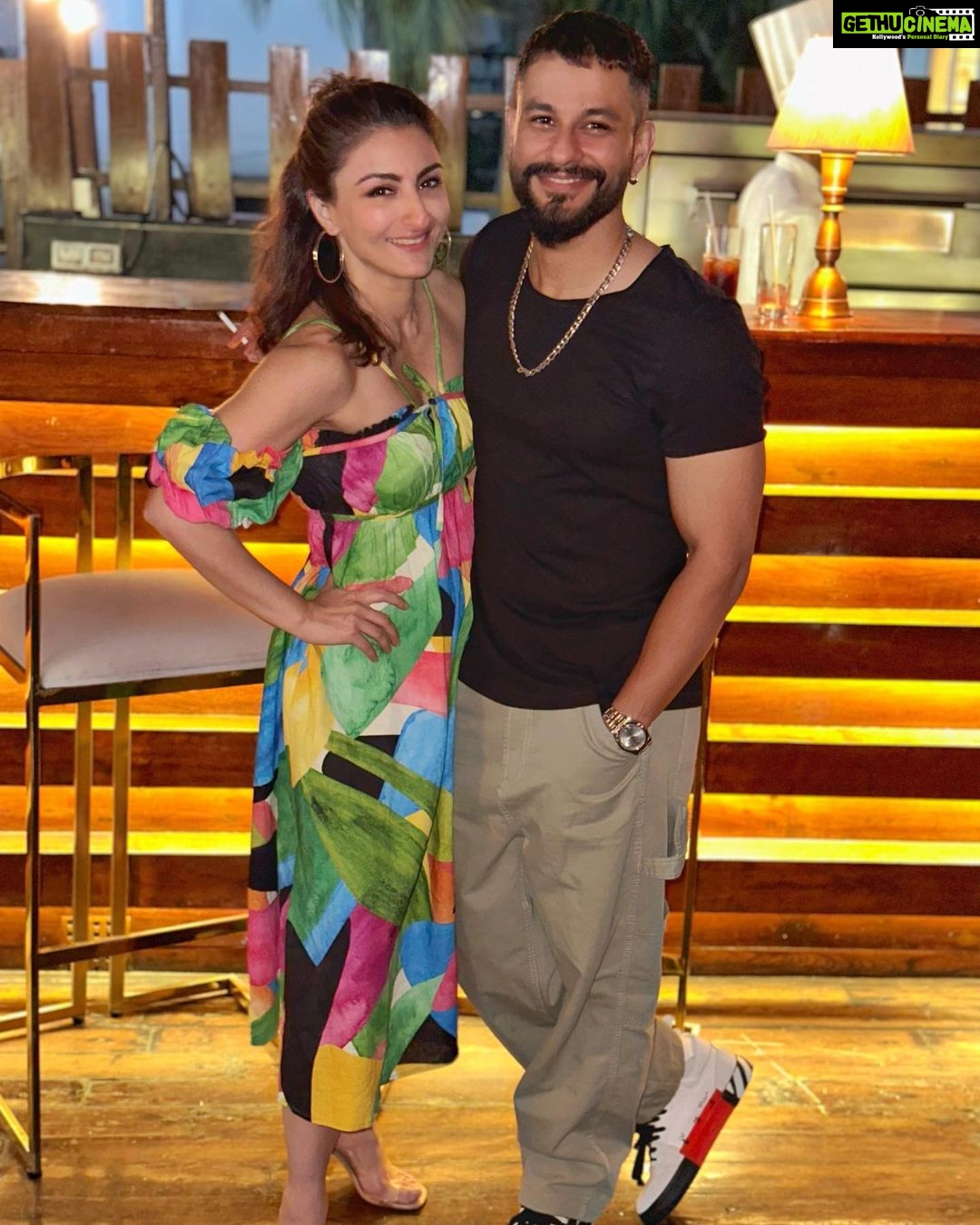 Soha Ali Khan Instagram - Another feather in your chapeau, mon beau 🪶 @kunalkemmu #madgaonexpress #filmwrap @excelmovies