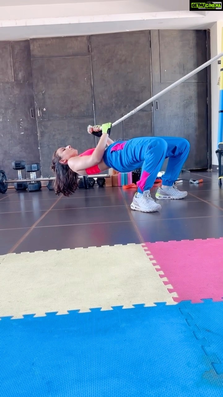 Soha Ali Khan Instagram - Getting to the core of the issue #mondaymotivation @maheshfitnessclub