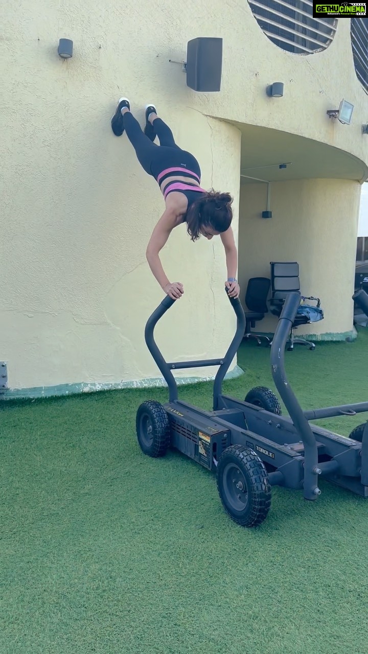Soha Ali Khan Instagram - A quick prayer before we begin, a jubilant laugh as we close … that’s my Monday with @maheshfitnessclub #mondaymotivation #noexcuses