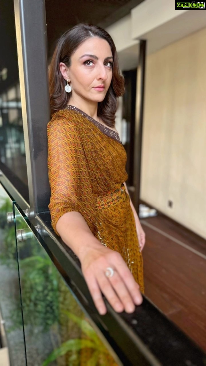 Soha Ali Khan Instagram - Has anyone seen my flower crown? #bohochic #vibe #eventdiaries outfit @pallavijaipur jewellery @minerali_store styled by @kareenparwani