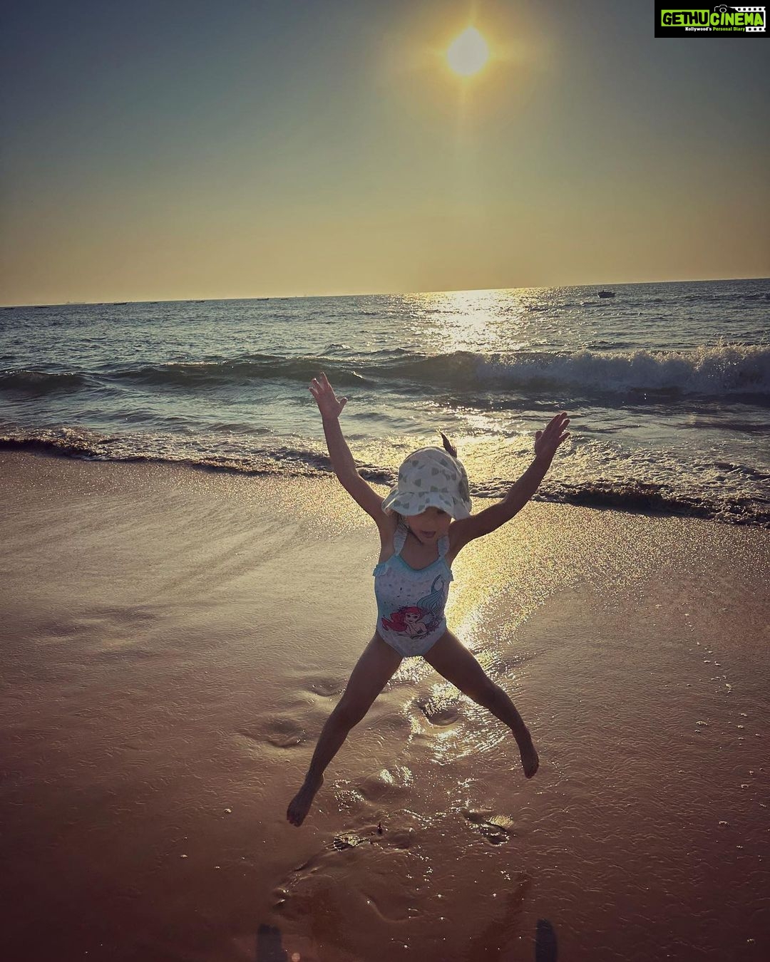Soha Ali Khan Instagram - Reaching for the sky ❤️