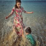 Soha Ali Khan Instagram – Sundays are for making a splash! #sundayfunday #beach