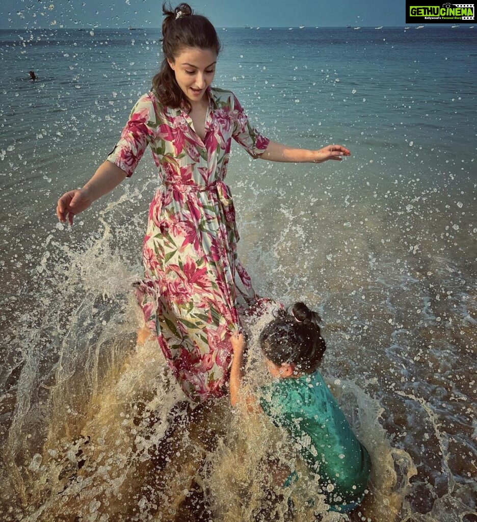 Soha Ali Khan Instagram - Sundays are for making a splash! #sundayfunday #beach