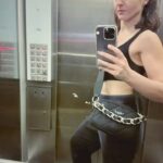 Soha Ali Khan Instagram - Need a lift ? Try working out (your issues) - guaranteed to make you feel and look better #workoutmotivation #mondaymotivation #fitnessgoals