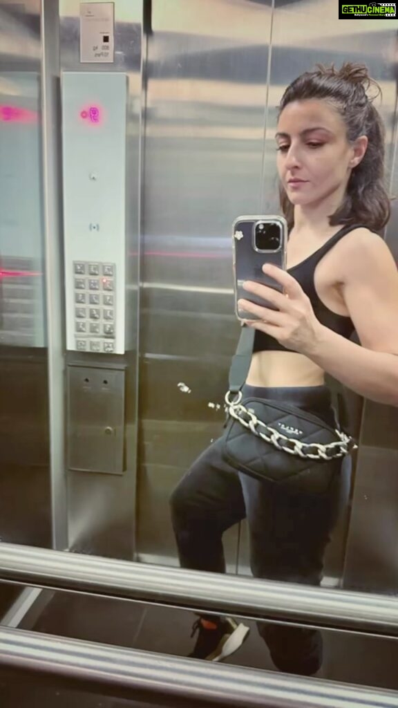 Soha Ali Khan Instagram - Need a lift ? Try working out (your issues) - guaranteed to make you feel and look better #workoutmotivation #mondaymotivation #fitnessgoals