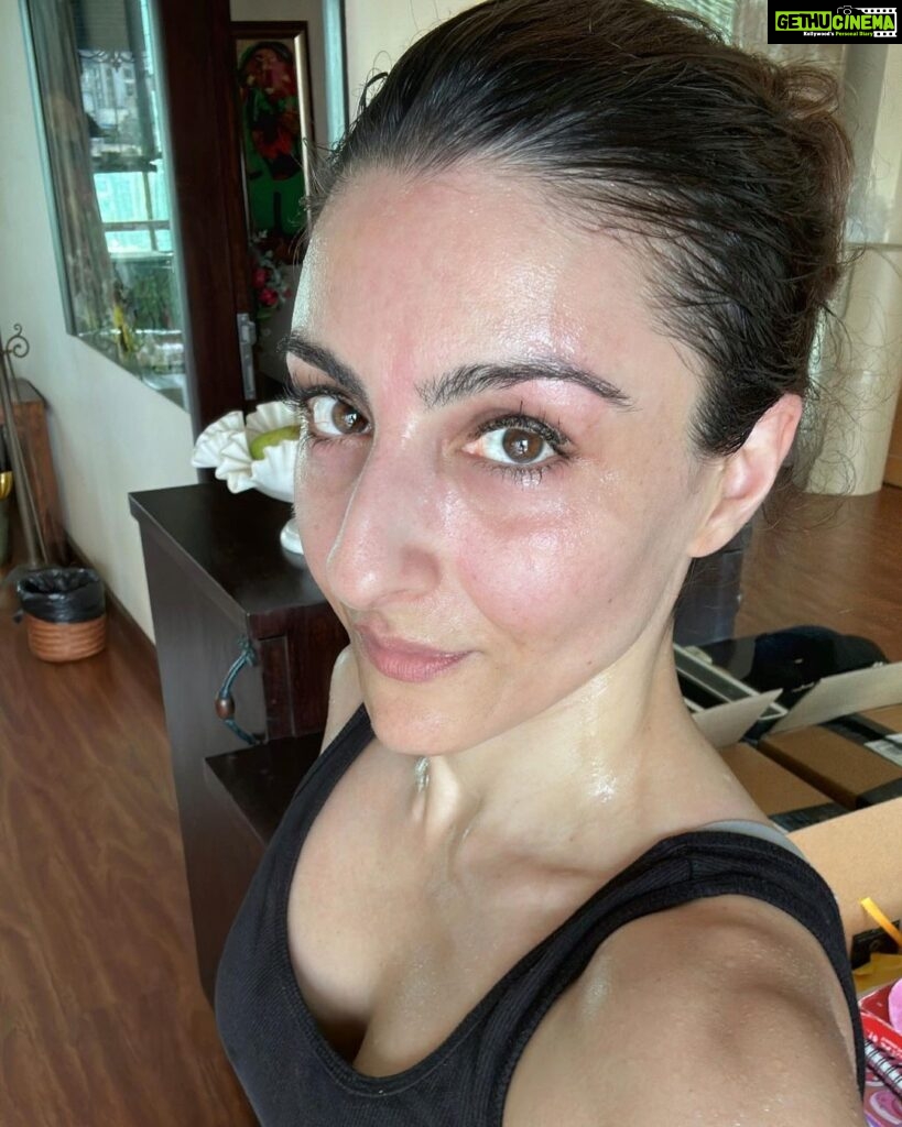 Soha Ali Khan Instagram - A run is the best primer for your make-up! #glowandgrow #nomakeup (except last night’s water resistant eyeliner 😂) #nofilter
