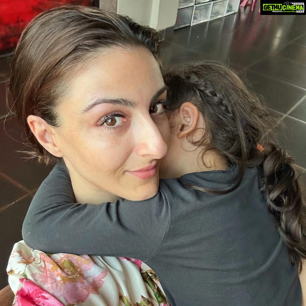 Soha Ali Khan Instagram - The best way to kick start Mother’s Day week ❤️