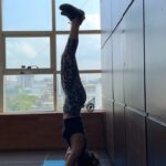 Soha Ali Khan Instagram - I know you guys think I am fit and strong but this is my first ever headstand !! Like getting into it unassisted (except for the very solid wall to prevent me from falling over 😂) and so I had to share it !! #feelingood #headstand #faceyourfears